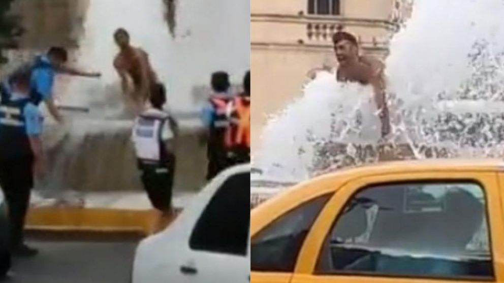 Un hombre se "bañó" desnudo en una fuente de Córdoba (Captura de video).