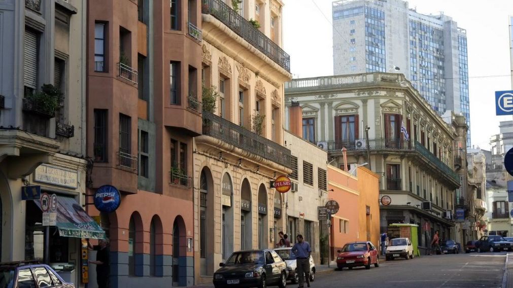 Casi no quedan banderas colocadas en los balcones en Montevideo.