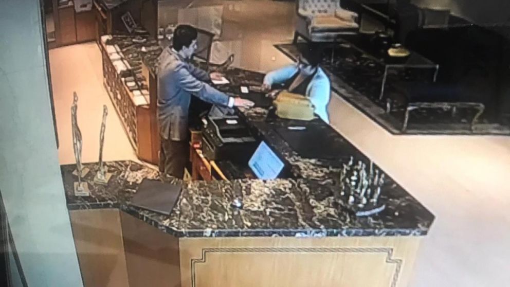 Las cámaras del lobby del hotel la muestran sola en todo momento. (Captura de video)