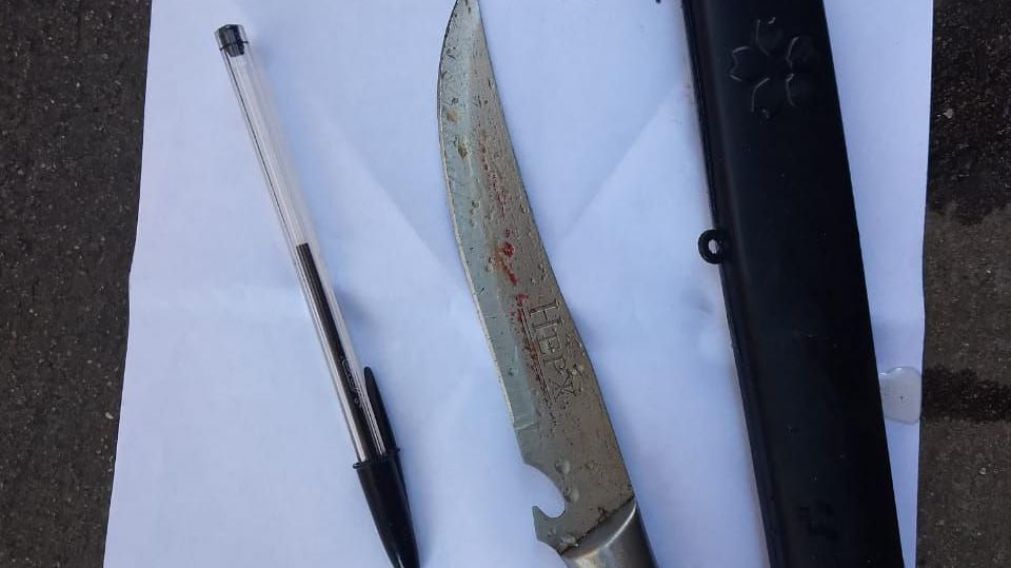 El cuchillo secuestrado aun tenía manchas de sangre.
