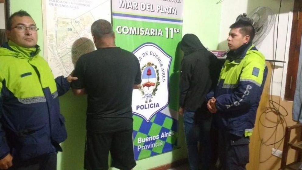 Dos de los acusados, frente a la policía (0223.com.ar).