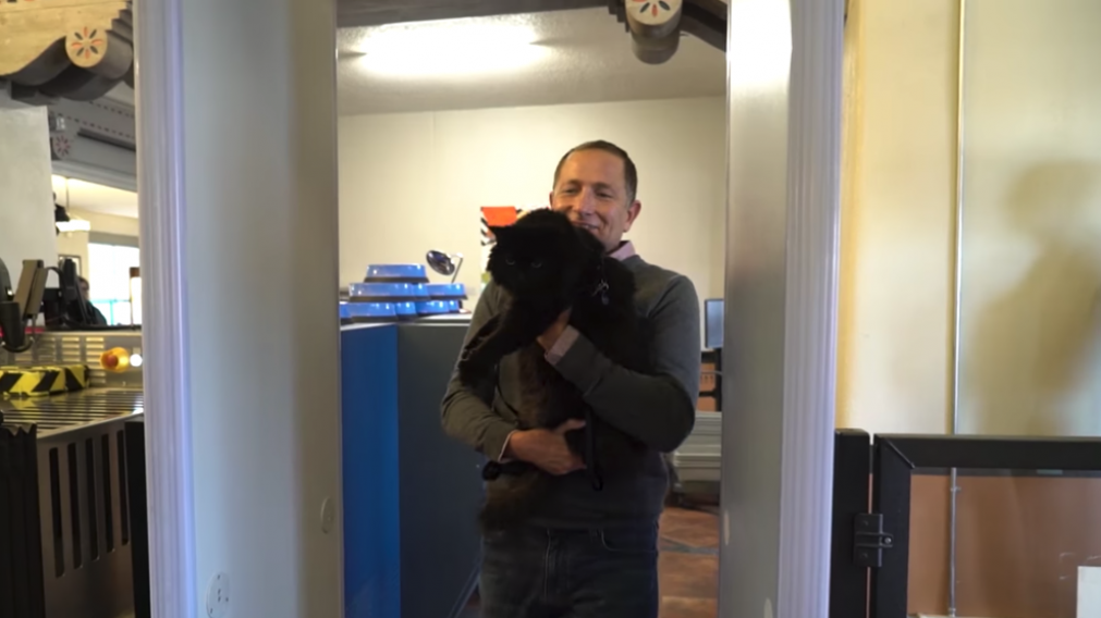 Sasha con el miembro del refugio que lo llevó hasta Portland.
