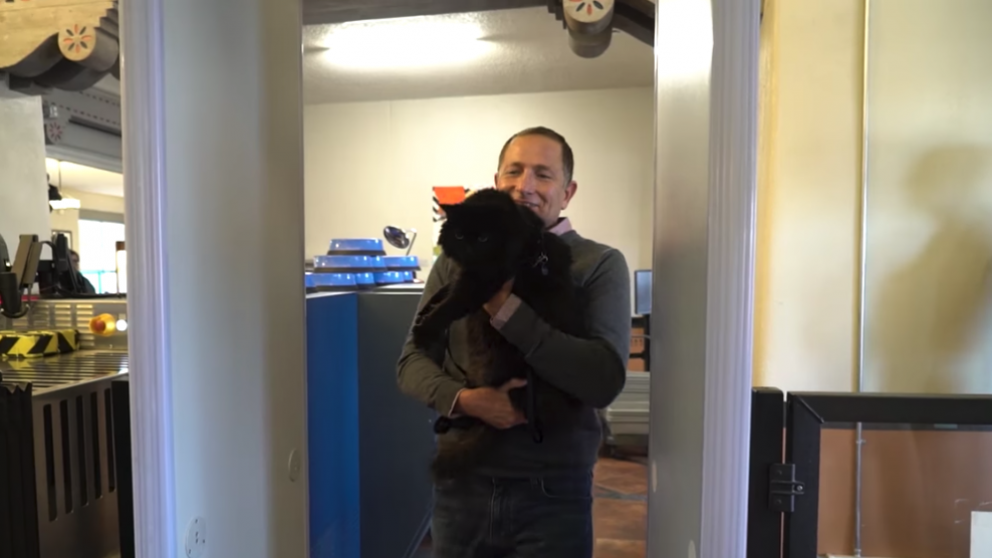 Sasha con el miembro del refugio que lo llevó hasta Portland.