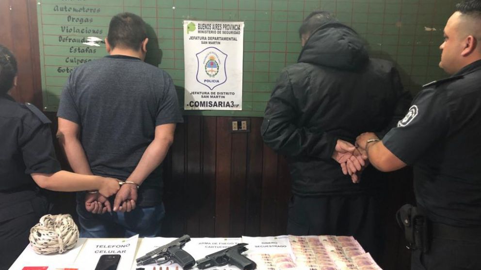 Los detenidos junto a los objetos que fueron incautados.