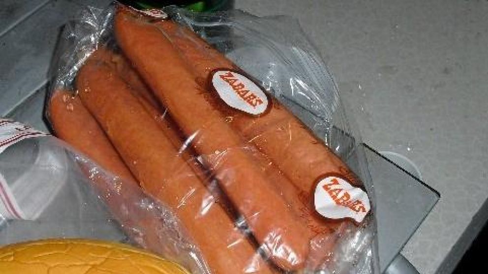 Un can, junto a varios c�mplices, robaron una salchicha y fueron interrogados.