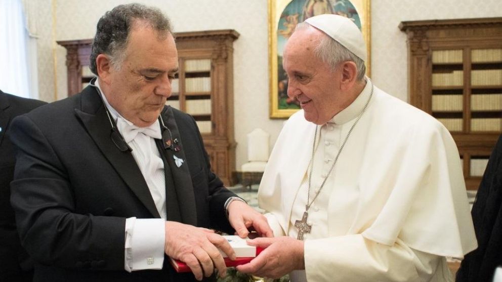 El ex embajador en El Vaticano Eduardo Valdés junto al Papa Francisco.
