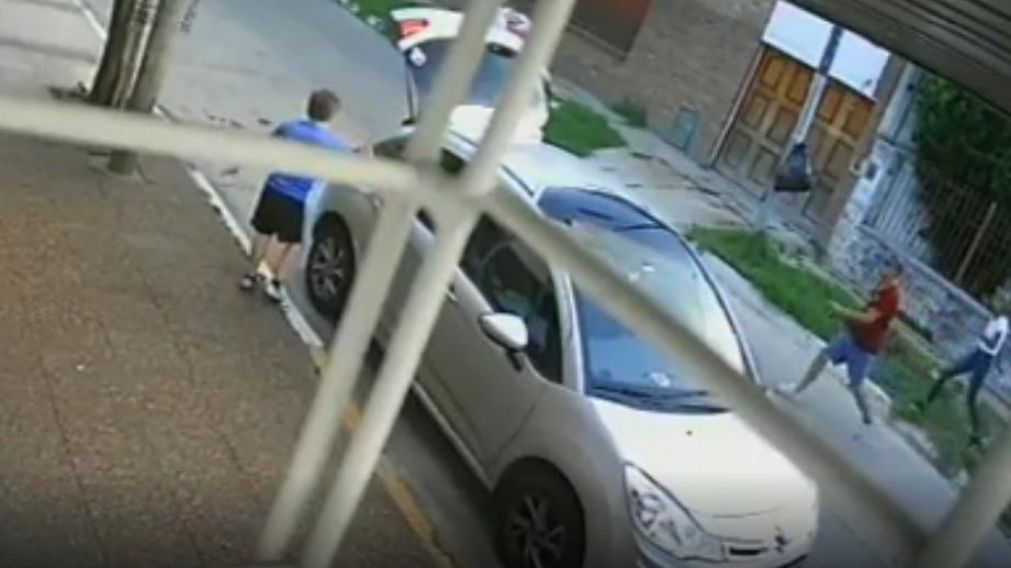 El momento en el que el menor y su mamá son abordados por delincuentes. (Captura video)