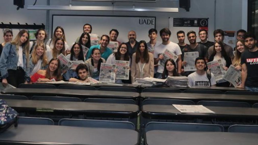 Alejandro Olmos (Director diario Crónica), Laura Ivaldi (Profesora de la UADE) y estudiantes de Marketing.