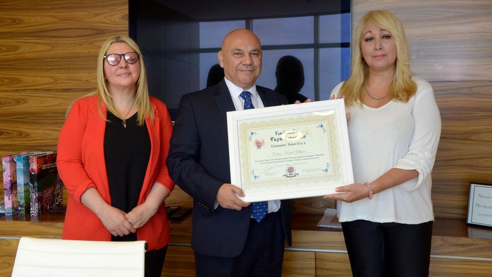 El momento de la distinción para el CEO del Grupo Crónica. (Fernando Pérez Ré/Crónica).