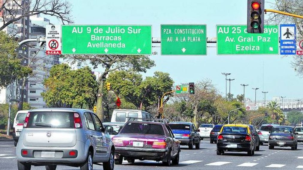 Muchos son los automovilistas que pasan los semáforos en rojo. (Imagen ilustrativa)