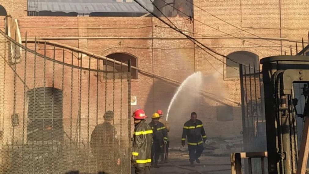 El incendio en el ingenio jujeño La Esperanza, se originó el miércoles por la tarde.