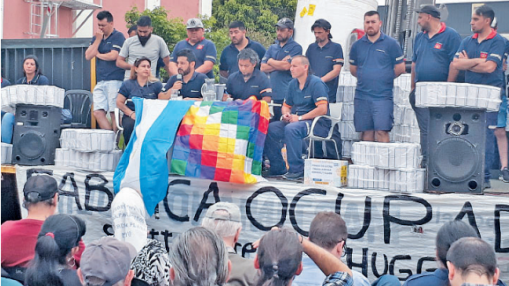 Los trabajadores expusieron su situación en conferencia de prensa.