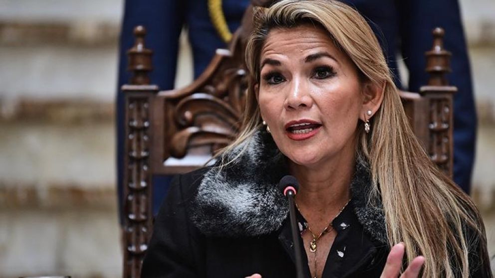 Añez pidió terminar con los bloqueos que evitan el abastecimiento de combustible en Bolivia.