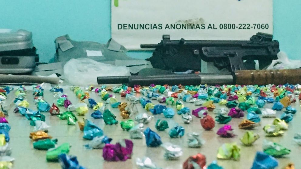 Les substrajeron marihuana, pasta base, dinero y armas de munición pesada.