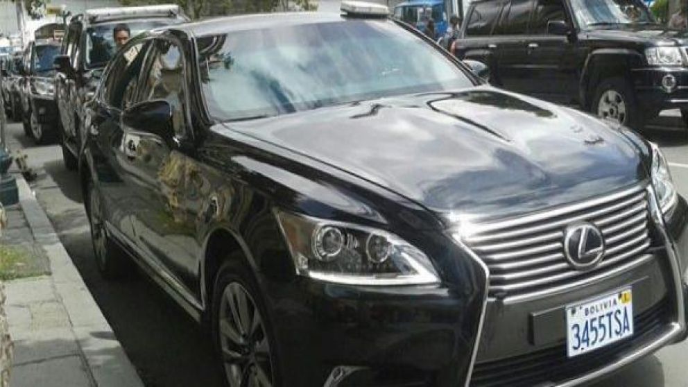 Uno de estos vehículos presidenciales atropelló al ciudadano no vidente.