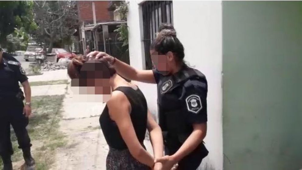 Así trasladaba la policía a la joven agresora.