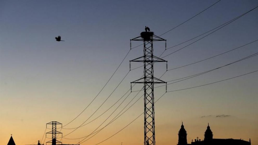 Los cables atravesaban la Ruta 3 y distribuían los servicios a tres grandes ciudadades patagónicas (Imagen ilustrativa)-