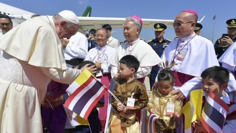 El Papa fue recibido en el aeropuerto de la capital tailandesa por un grupo de niños.