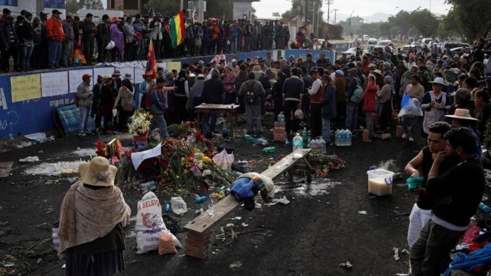 Mujeres salieron a la calle a protestar y pedir la renuncia de Jeanine Añez
