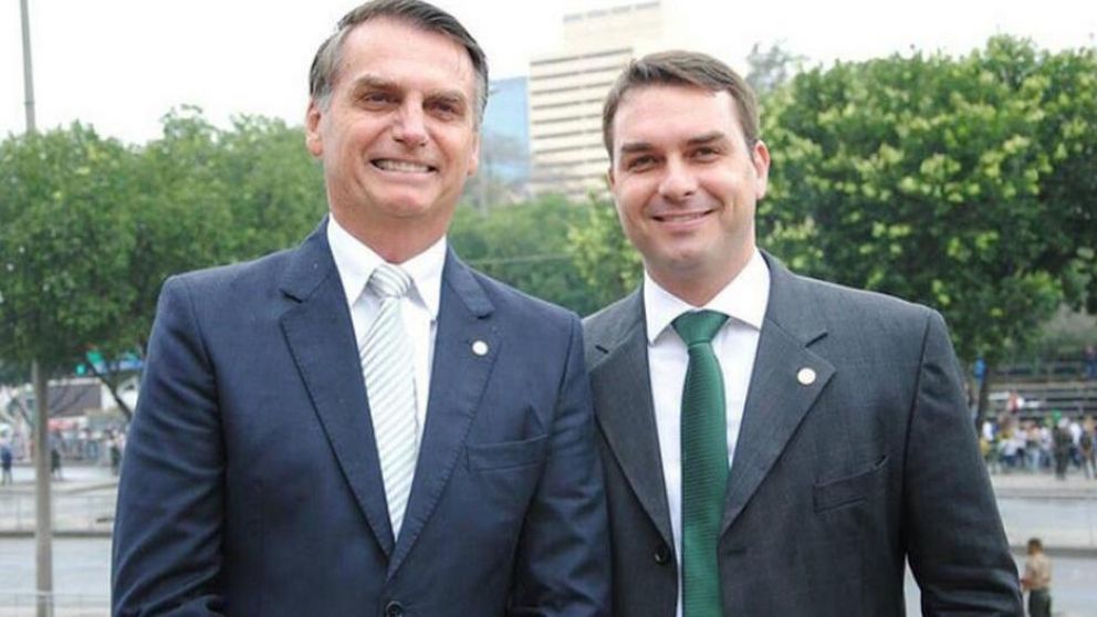 Jair Bolsonaro junto a su hijo Flavio.