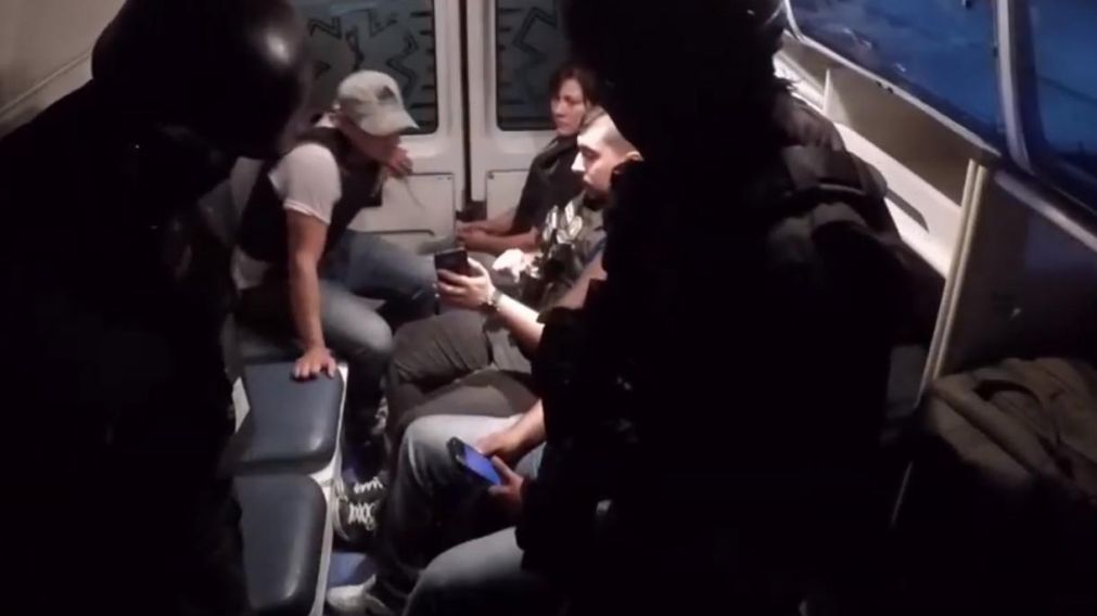 La polic�a lleg� en una ambulancia y detuvo a la banda narco.
