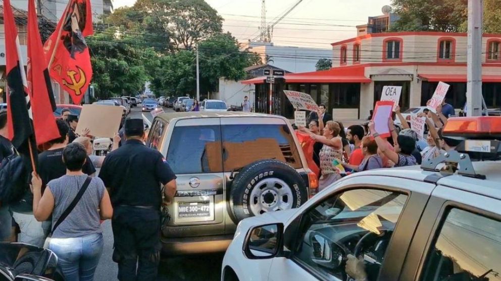 Almagro, con custodia policial. (Twitter).