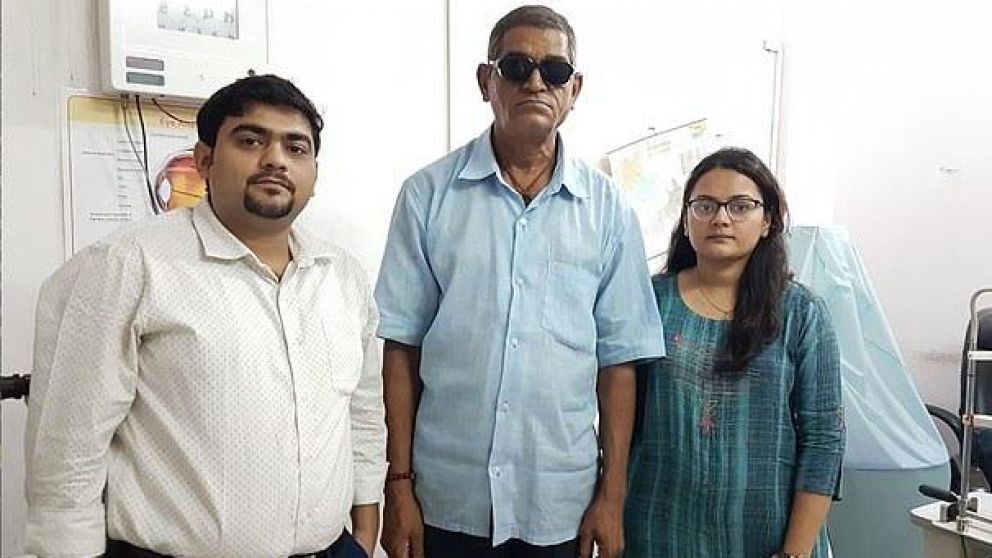 Jashu Patel junto a su familia en el nosocomio.