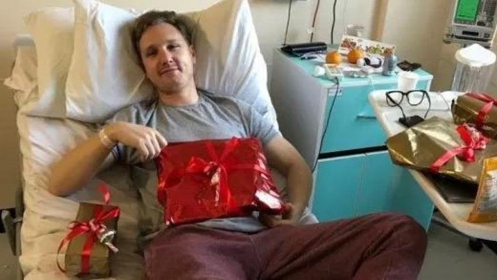 En el hospital le diagnosticaron esquistosomiasis, una infección causada por un gusano parásito.