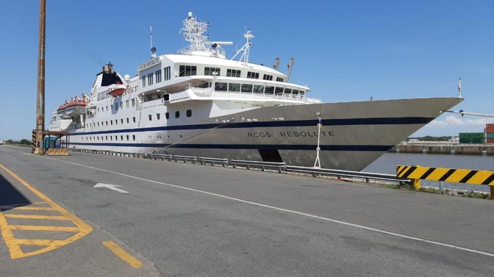 Así quedó varada la embarcación, por deuda impositiva, en el Puerto de Buenos Aires. (Prefectura naval)