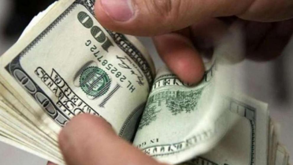 La divisa estadounidense, estable por el accionar de los bancos.