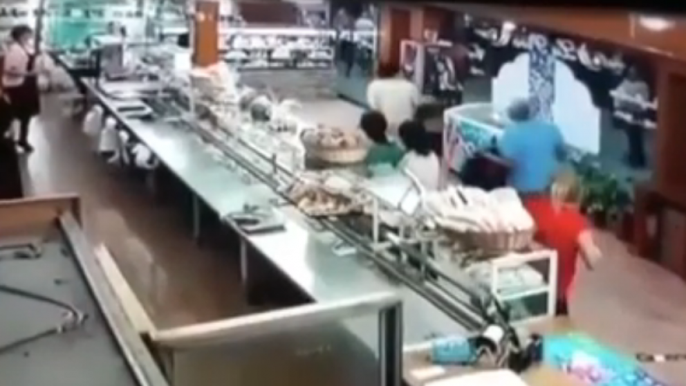El hombre le disparó sin importar que el comercio estaba lleno de gente (Captura de video).