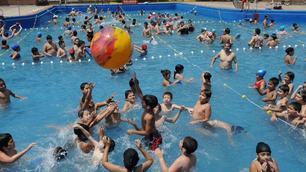 La pileta, una forma de hacer que los chicos la pasen bien. 