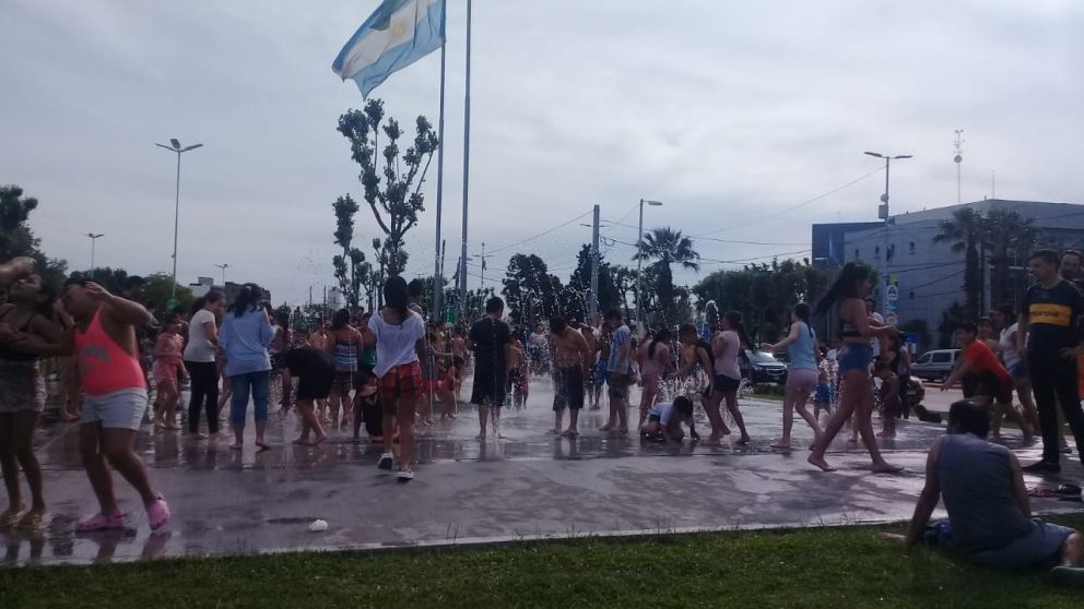 Los chicos aprovecharon para refrecarse (Rúben Paredes - Diario Crónica)