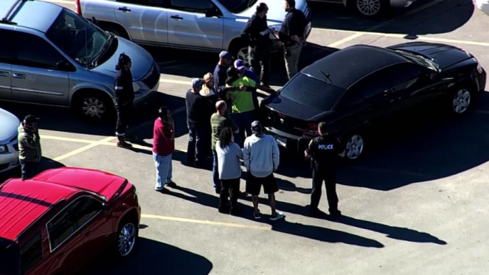 Tiroteo en un Walmart de Oklahoma dejó tres muertos.