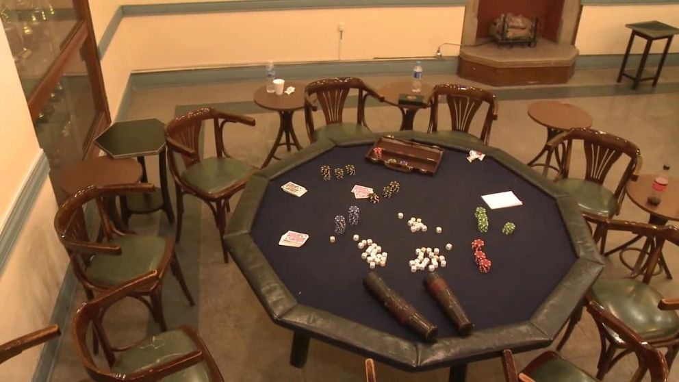 La mesa donde estaban jugando al póker ocho argentinos y un insraelí.