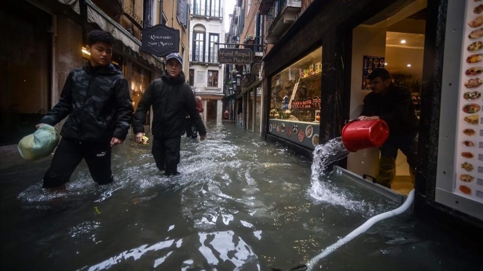 Comerciantes pusieron barreras en las puertas y sacaron el agua con baldes.