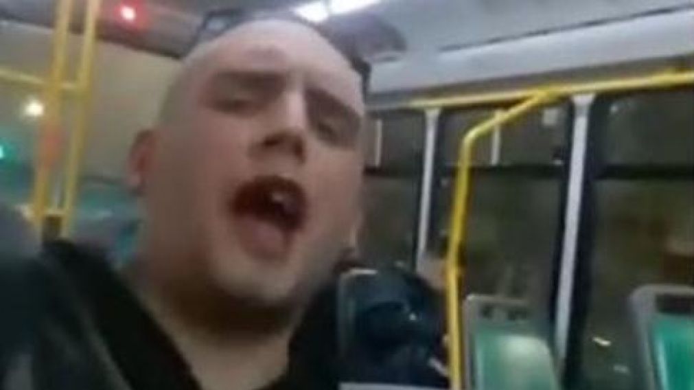 El joven generó indignación en las redes sociales con su accionar. (Captura video)