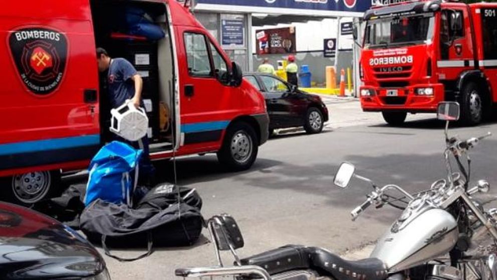Los bomberos evacuaron a los clientes y controlaron la fuga de gas. (Télam)