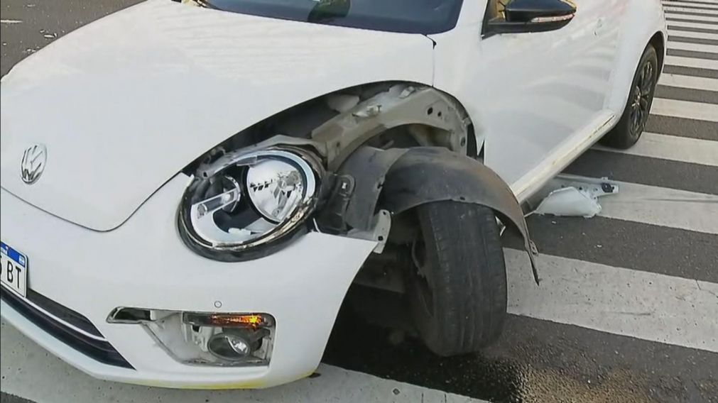 As� qued� el auto del futbolista tras el impacto.