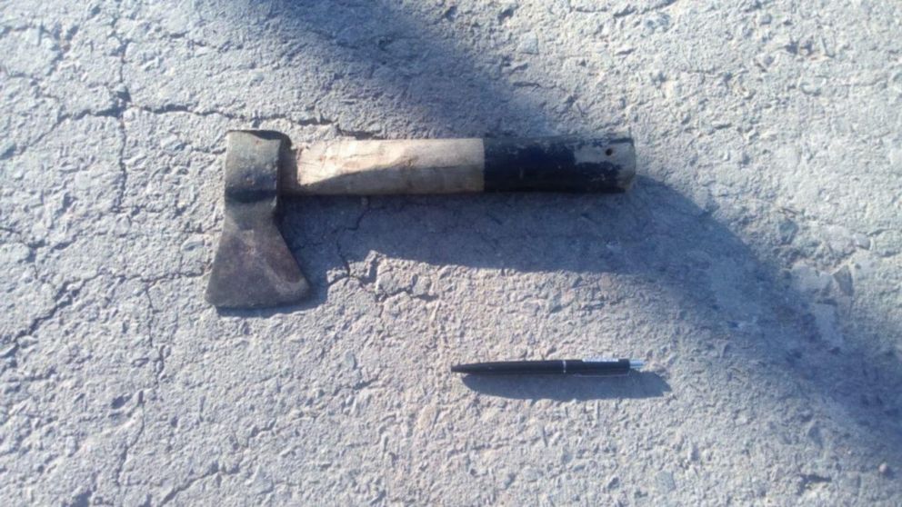 El hacha con la que el agresor atacó a la mujer.