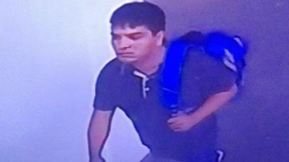 El sujeto sospechado, captado por las cámaras de seguridad. (Captura de TV).