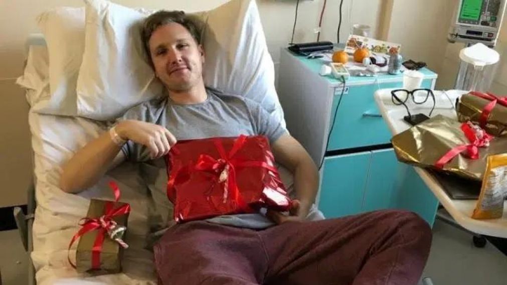 El joven recibió varios regalos de sus allegados en el hospital.