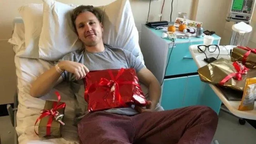 El joven recibió varios regalos de sus allegados en el hospital.