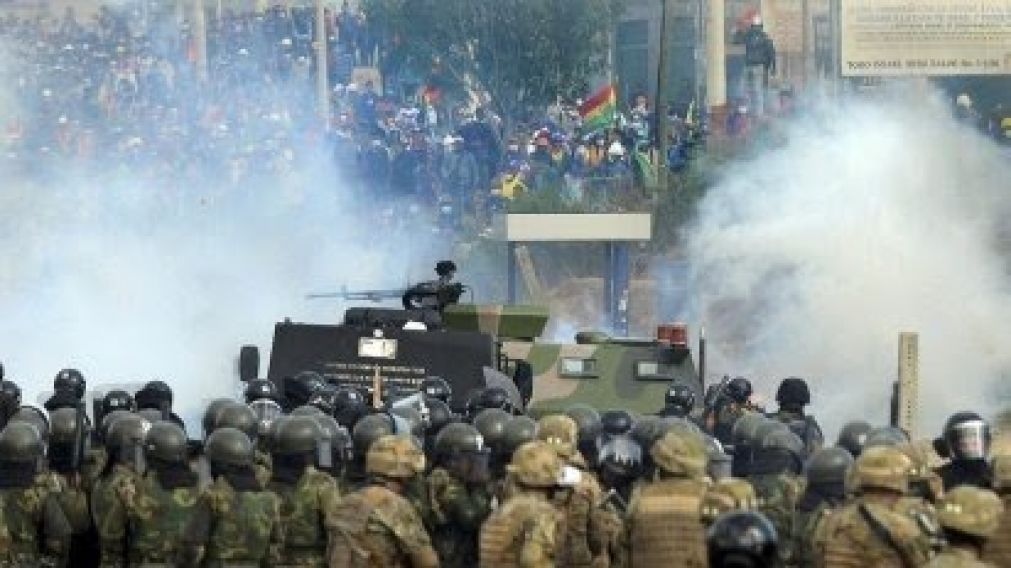 Fuerzas de seguridad reprimen en marcha hacia Cochabamba.