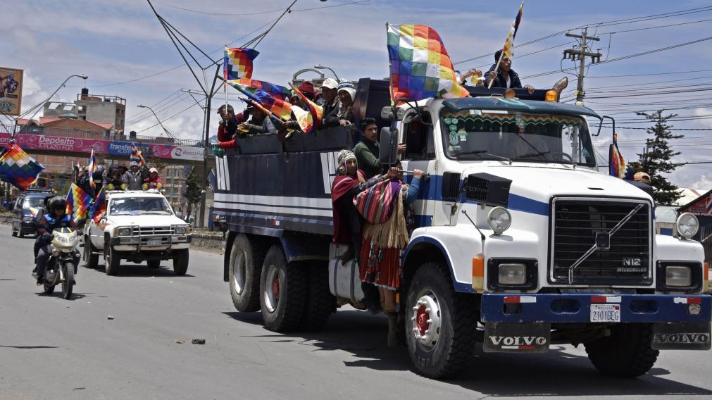 Una marea de campesinos e ind�genas exige la renuncia de ��ez y promete tomar La Paz