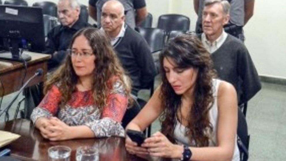 La defensora oficial Alicia Arlotta, a la derecha, duda de la palabra de los denunciantes.