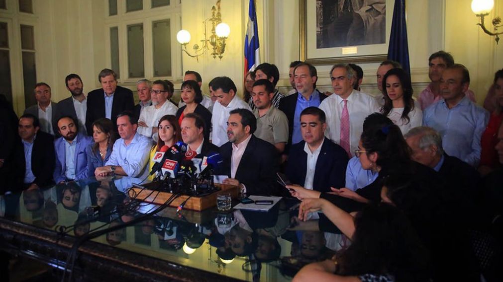 Los representantes de distintos bloques anunciaron el histórico acuerdo.