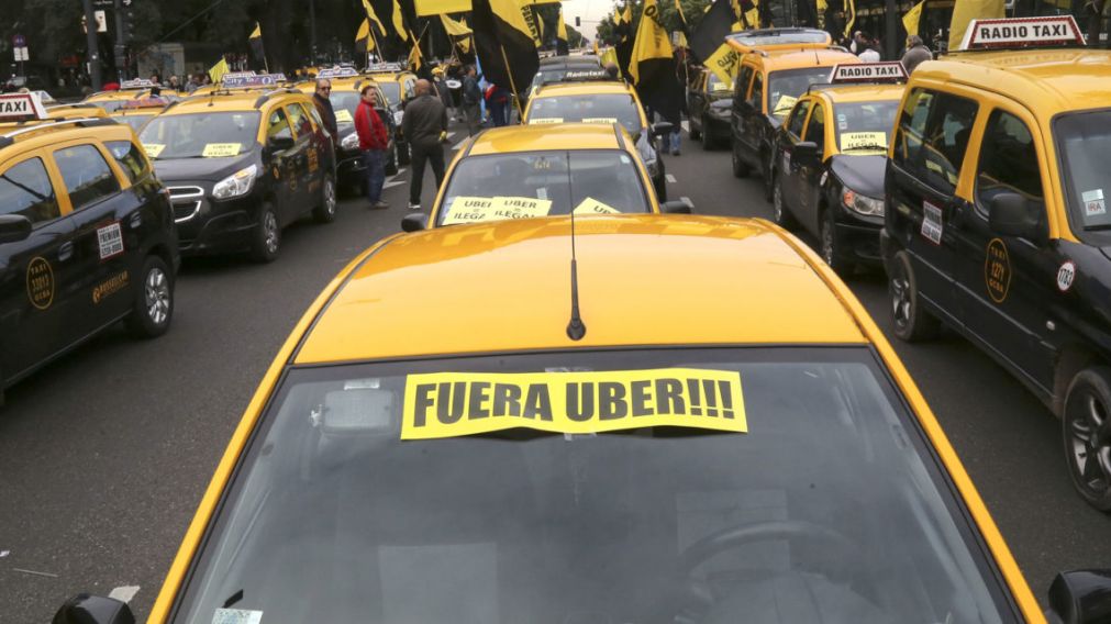Los chóferes de taxis encabezaron ayer la décima protesta.