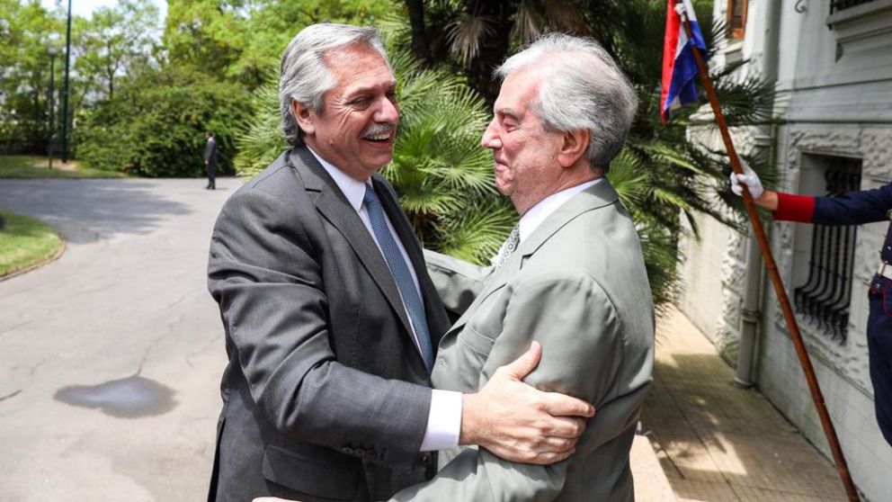 Fernández junto a Tabaré Vázquez, en su visita al país vecino.