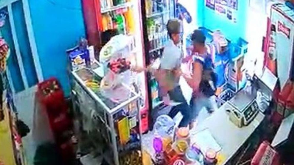 La agresión quedó registrada por las cámaras. (Captura de video)